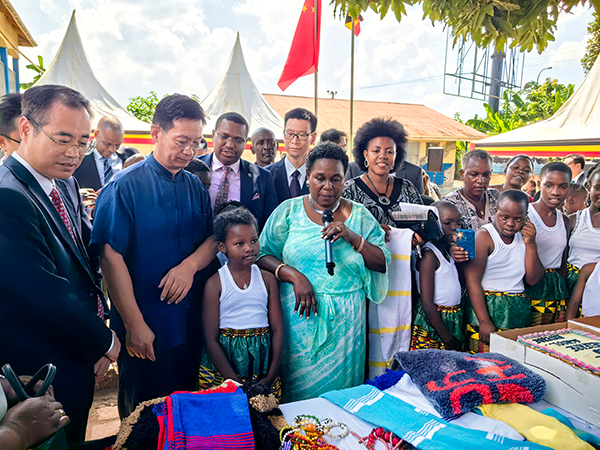中國駐烏干達大使張利忠（右二）出席活動。 田雨攝