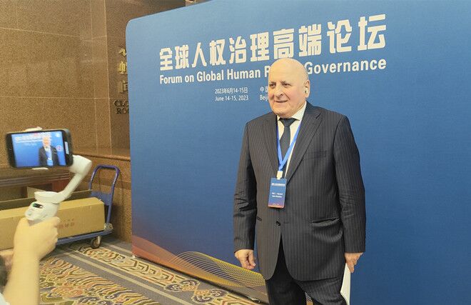 聯(lián)合國經(jīng)濟(jì)、社會及文化權(quán)利委員會副主席兼報告員、莫斯科國際關(guān)系學(xué)院國際法系主任阿斯蘭·阿巴希澤接受人民網(wǎng)記者采訪。圖片來源：視頻截圖