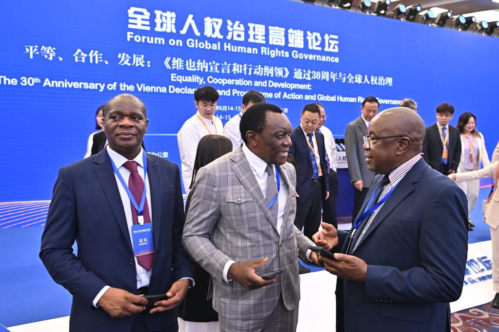 6月14日，與會(huì)者在論壇現(xiàn)場(chǎng)交流。新華社記者 李鑫 攝