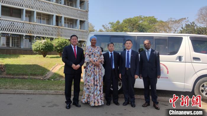 捐贈(zèng)儀式現(xiàn)場?！∈茉L者供圖