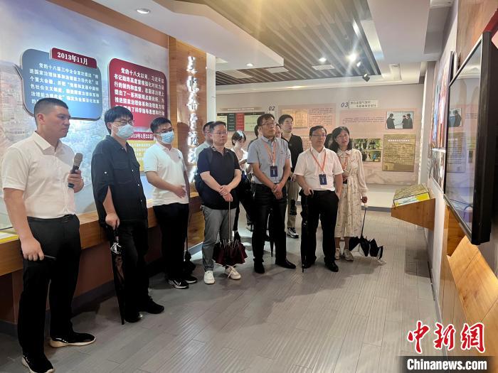 與會(huì)人員在后陳村走訪?！《做?攝