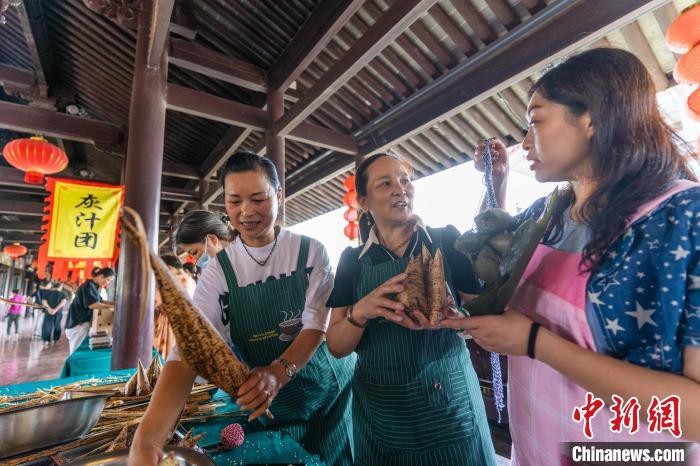 包粽子現(xiàn)場(chǎng)?！⌒弥?攝