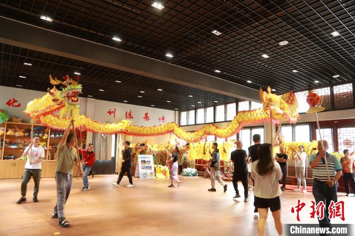 臺(tái)胞臺(tái)屬體驗(yàn)舞龍?！≈芪的裙﹫D