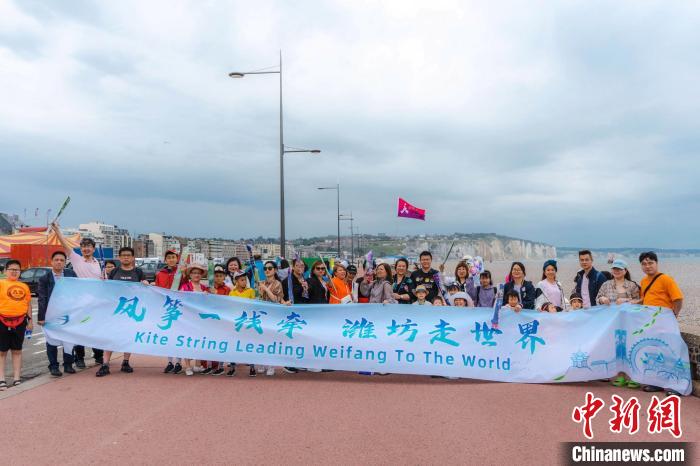 當(dāng)?shù)貢r(shí)間6曰18日，“法國(guó)風(fēng)箏之都”迪耶普舉辦中國(guó)風(fēng)箏體驗(yàn)活動(dòng)。圖為風(fēng)箏愛(ài)好者們合影?！≈鬓k方供圖