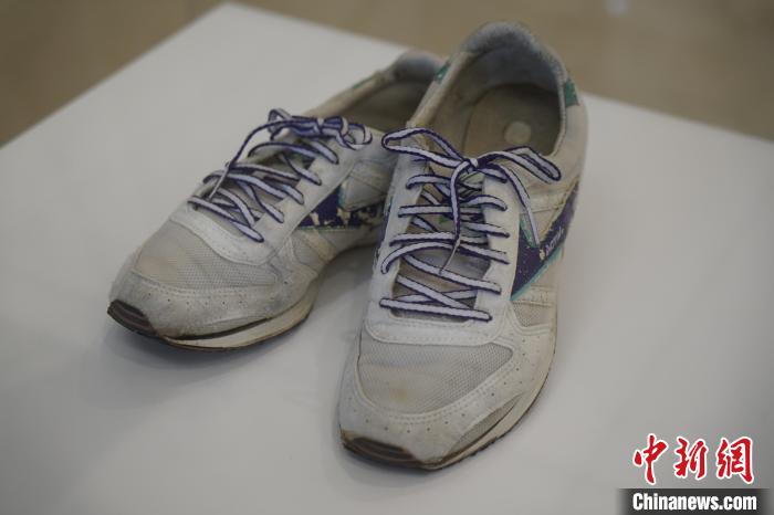 圖為展出的韓國前總統(tǒng)金泳三曾使用的慢跑鞋?！⑿?攝