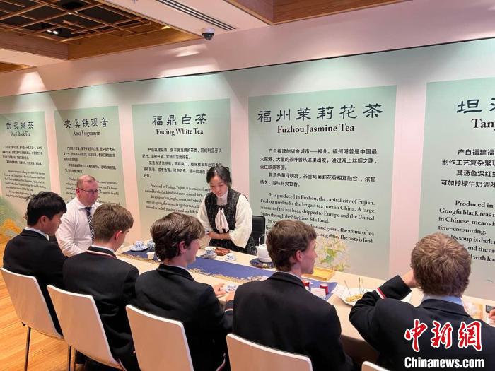 澳大利亞悉尼中學生參加“茶和天下”雅集文化體驗活動?！☆檿r宏 攝