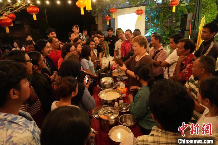 現(xiàn)場包粽子教學。陶暹光攝