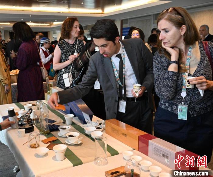 現(xiàn)場觀眾觀看中國展臺茶藝表演、了解茶文化?！【笜?攝