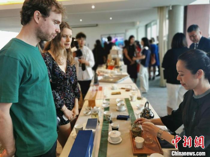 現(xiàn)場觀眾觀看中國展臺茶藝表演、了解茶文化?！【笜?攝