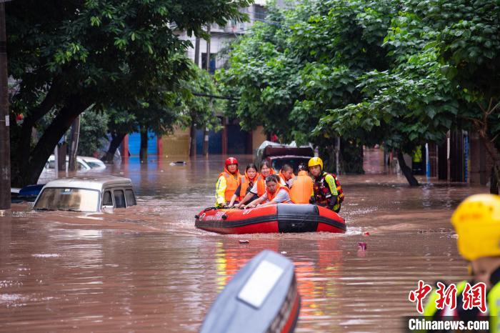 7月4日，萬州區(qū)五橋街道，消防救援人員用沖鋒舟救援轉(zhuǎn)運(yùn)被困群眾?！∪矫宪?攝
