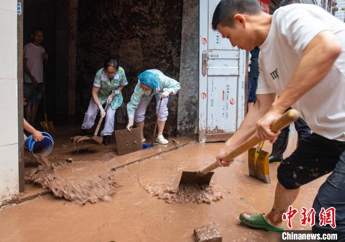 7月4日，萬州區(qū)五橋街道，洪水退去后，居民開展清淤工作?！∪矫宪?攝