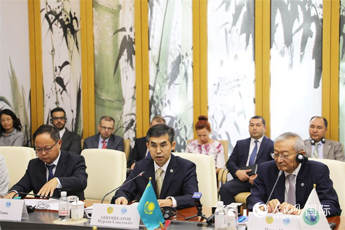 哈薩克斯坦常駐上合組織秘書處代表努爾蘭·阿科什卡羅夫介紹哈薩克斯坦接任輪值主席國后的優(yōu)先工作。人民網(wǎng) 俄布拉依攝