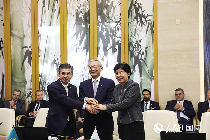 上合組織秘書處、哈駐華使館、上合組織睦鄰友好合作委員會(huì)簽署《聯(lián)合行動(dòng)計(jì)劃》。人民網(wǎng) 俄布拉依攝