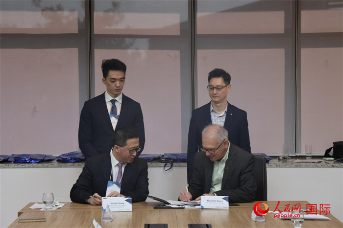 座談交流會(huì)上，中歐校友醫(yī)療健康產(chǎn)業(yè)協(xié)會(huì)與奧斯瓦爾多·克魯茲基金會(huì)簽署了合作備忘錄。人民網(wǎng)記者 時(shí)元皓攝