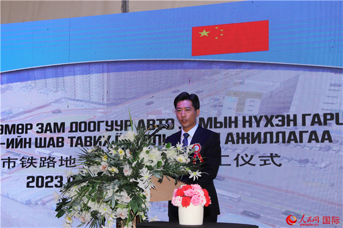 中鐵四局集團國際事業(yè)部執(zhí)行經理朱春峰致辭。人民網記者 霍文攝