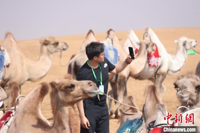 圖為臺(tái)胞體驗(yàn)大美內(nèi)蒙古?！⊥袐I供圖