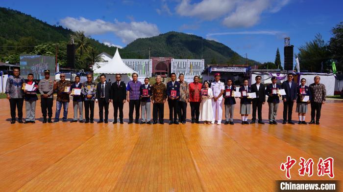 嘉賓為優(yōu)秀畢業(yè)生頒發(fā)榮譽(yù)證書。牛海濤攝