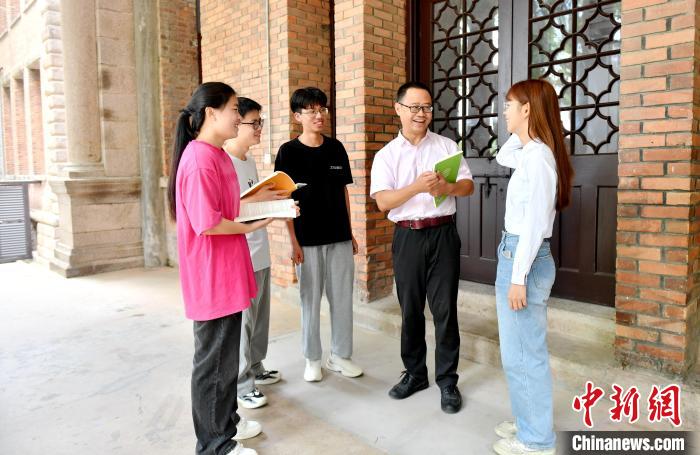 7月4日，臺(tái)灣教師陳昭志正在和學(xué)生交流?！蚊?攝