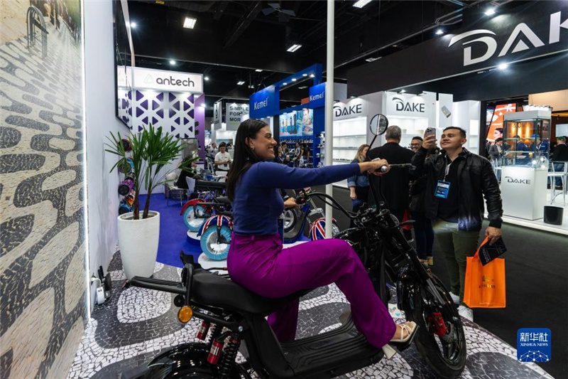 7月10日，在巴西圣保羅舉行的國(guó)際消費(fèi)類電子及家用電器產(chǎn)品展覽會(huì)上，參觀者體驗(yàn)一款電動(dòng)自行車。新華社記者 王天聰 攝