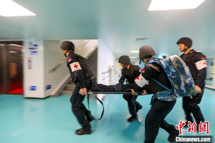 “和平方舟”號(hào)醫(yī)院船在西太平洋海域進(jìn)行反恐反海盜演練。圖為醫(yī)療救護(hù)組在轉(zhuǎn)運(yùn)“傷員”?！⌒煳?攝