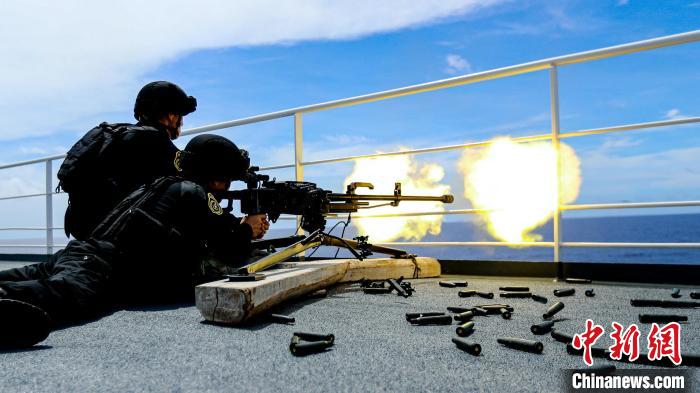 “和平方舟”號(hào)醫(yī)院船在西太平洋海域進(jìn)行反恐反海盜演練。圖為火力組隊(duì)員進(jìn)行警告射擊?！⌒煳?攝
