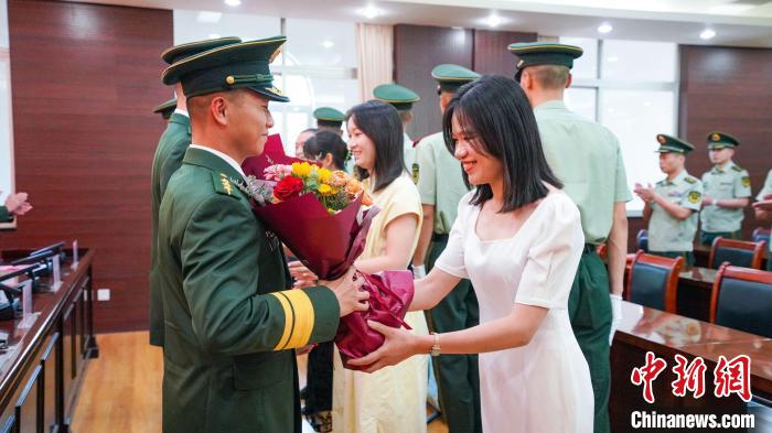 軍屬向晉升警官獻花?！堨狭?攝