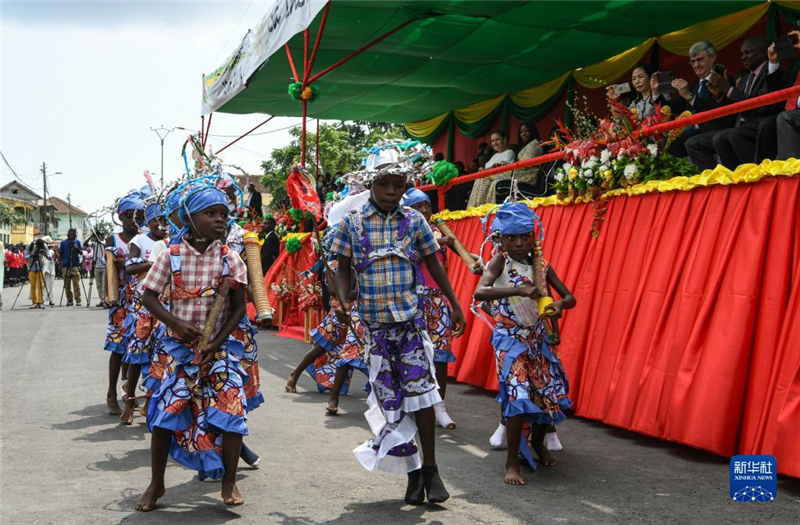 7月12日，演員在圣多美和普林西比圣多美島瓜達盧佩鎮(zhèn)舉行的獨立日慶典活動上表演。新華社記者 韓旭 攝
