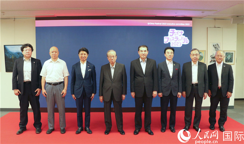 主辦方代表合影。人民網(wǎng) 許可攝