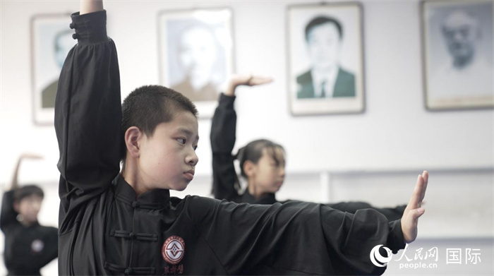 正在練習(xí)劈掛拳的武術(shù)學(xué)童。人民網(wǎng)記者 袁蒙攝