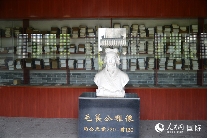 河間詩經(jīng)齋毛萇雕像。雕像后書櫥中陳列的是歷代各版本《詩經(jīng)》及譯本。 人民網(wǎng) 趙昭攝