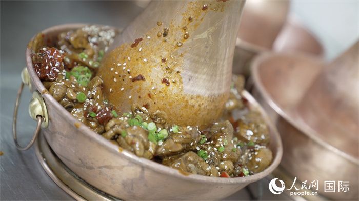 滄州火鍋雞。人民網(wǎng)記者 袁蒙攝