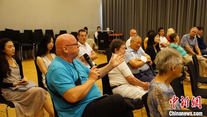 圖為現(xiàn)場(chǎng)觀眾提問(wèn)?！“亓种袊?guó)文化中心供圖