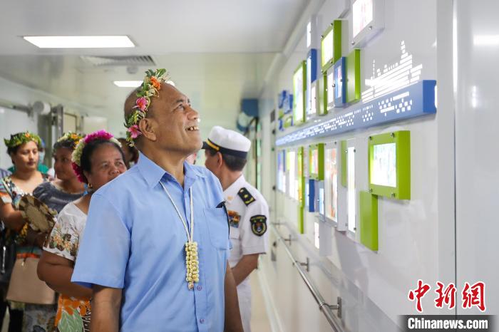 基里巴斯總統(tǒng)等政要參觀海上醫(yī)院?！⌒煳?攝