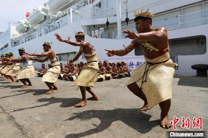 基方民眾表演當地特色舞蹈，歡迎“和平方舟”號醫(yī)院船來訪?！⌒煳?攝