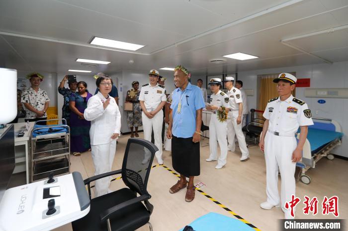 基里巴斯總統(tǒng)等政要參觀海上醫(yī)院。　徐巍 攝