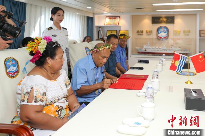 基里巴斯總統(tǒng)塔內?！ゑR茂為“和平方舟”醫(yī)院船留言?！⌒煳?攝