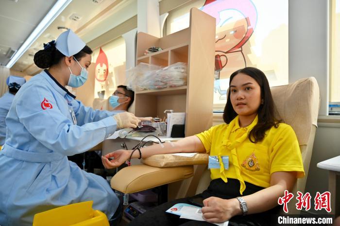 圖為獻血活動現(xiàn)場。　俞靖 攝