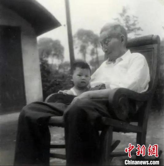 陳望道與幼年的陳曉帆?！￡悤苑﹫D