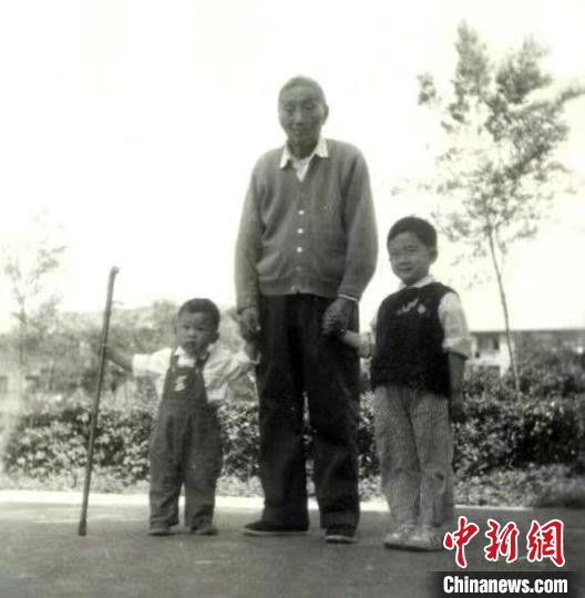 陳望道與幼年的陳曉帆(左)、陳曉帆的哥哥一起合影?！￡悤苑﹫D