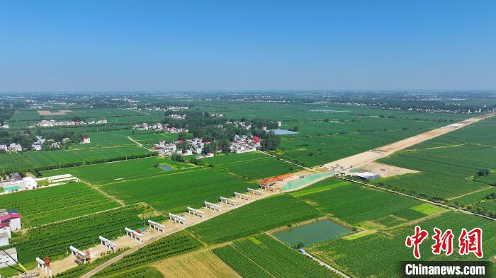 航拍合(肥)周(口)高速潁臨段8標(biāo)架梁施工現(xiàn)場。　劉玉才 攝