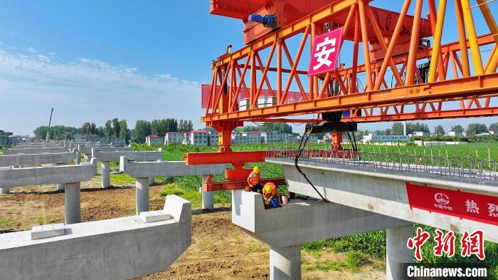 長25米重80噸的箱梁平穩(wěn)、精準(zhǔn)地落在S314分離式立交橋25號和26號墩上?！⒂癫?攝