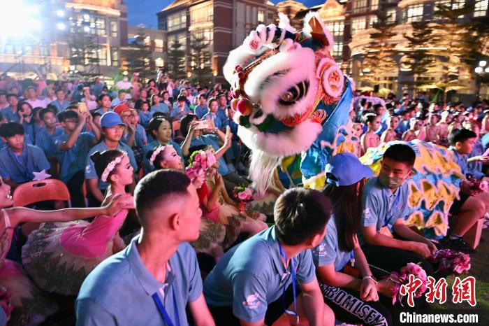 舞獅表演與現(xiàn)場(chǎng)觀眾互動(dòng)?！⊥鯑|明 攝