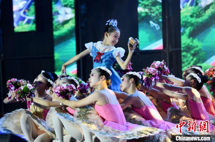 芭蕾表演《鮮花送給好朋友》?！⊥鯑|明 攝