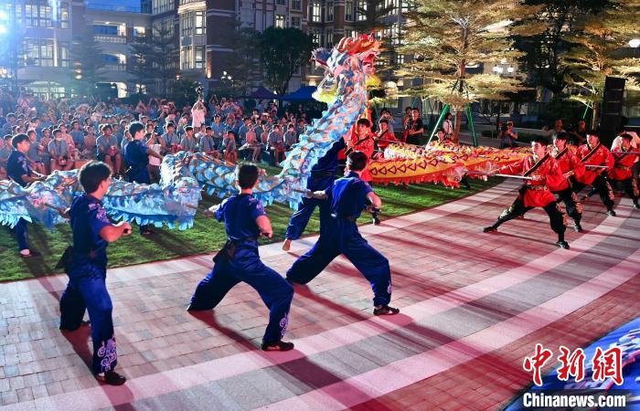 兩岸青少年同臺(tái)呈現(xiàn)龍獅表演?！⊥鯑|明 攝