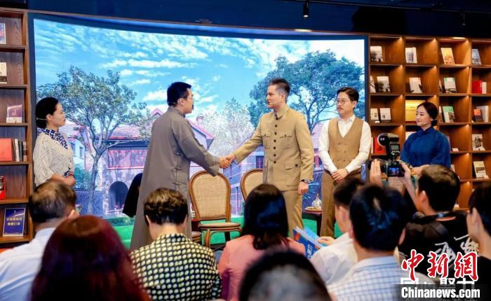 實(shí)驗(yàn)舞臺(tái)劇《握手》片段?！↑S浦區(qū)委統(tǒng)戰(zhàn)部供圖