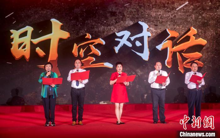 陶侃與陳望道之孫陳曉帆、顏福慶之孫顏志淵、榮毅仁侄女榮智豐深情朗誦《與統(tǒng)戰(zhàn)先輩的時空對話》。　張昊 攝