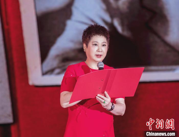 7月16日，榮智豐在2023年上海統(tǒng)戰(zhàn)文化周開(kāi)幕活動(dòng)中朗誦《與統(tǒng)戰(zhàn)先輩的時(shí)空對(duì)話》。　張昊 攝