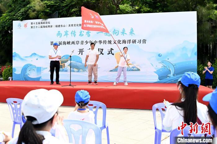 研習(xí)營授旗儀式?！埥鸫?攝