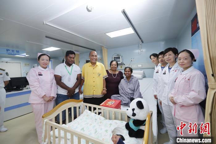 基里巴斯總統(tǒng)馬茂與海上醫(yī)院醫(yī)護人員、新生兒家人合影?！±栌?攝