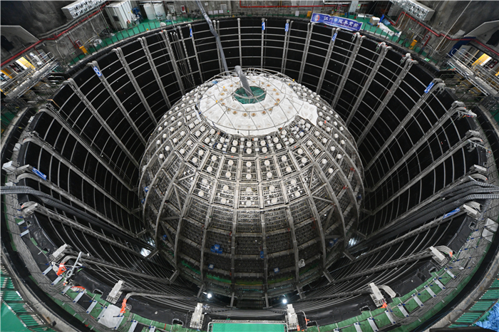 江門中微子實(shí)驗(yàn)室探測(cè)器和水池構(gòu)造。中國(guó)科學(xué)院高能物理研究所供圖